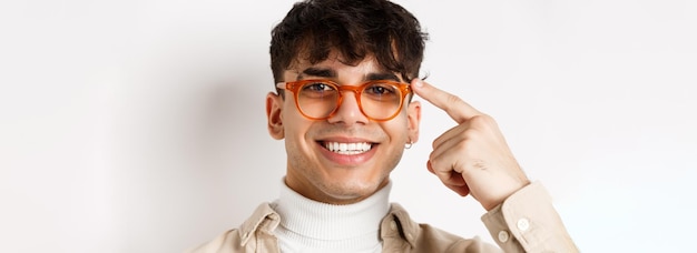 Choosing the Perfect Glasses to Match Your Face Shape and Personality