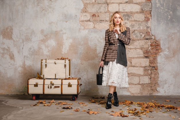 Combining a Snug Skirt with a Loose Top for a Chic Casual-Formal Ensemble
